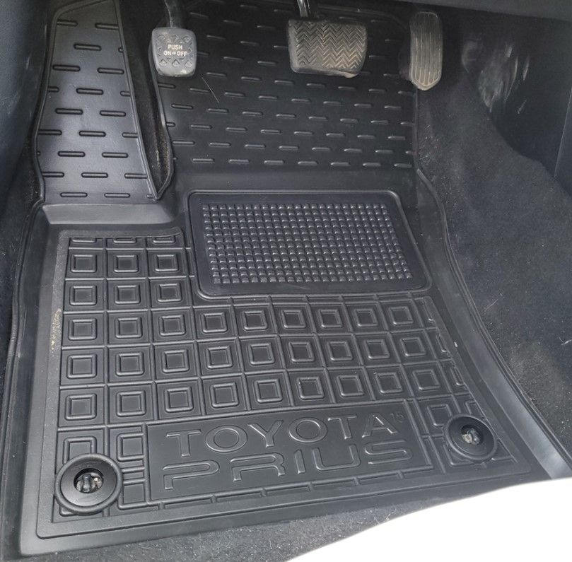 Резиновые коврики на Toyota Prius (с 2015 г.в.)