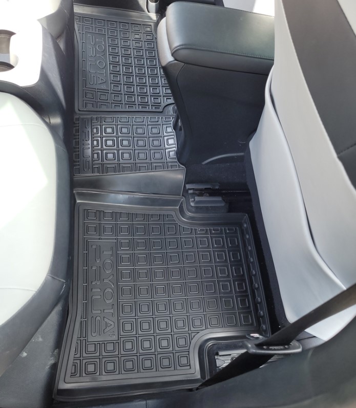 Резиновые коврики на Toyota Prius (с 2015 г.в.)